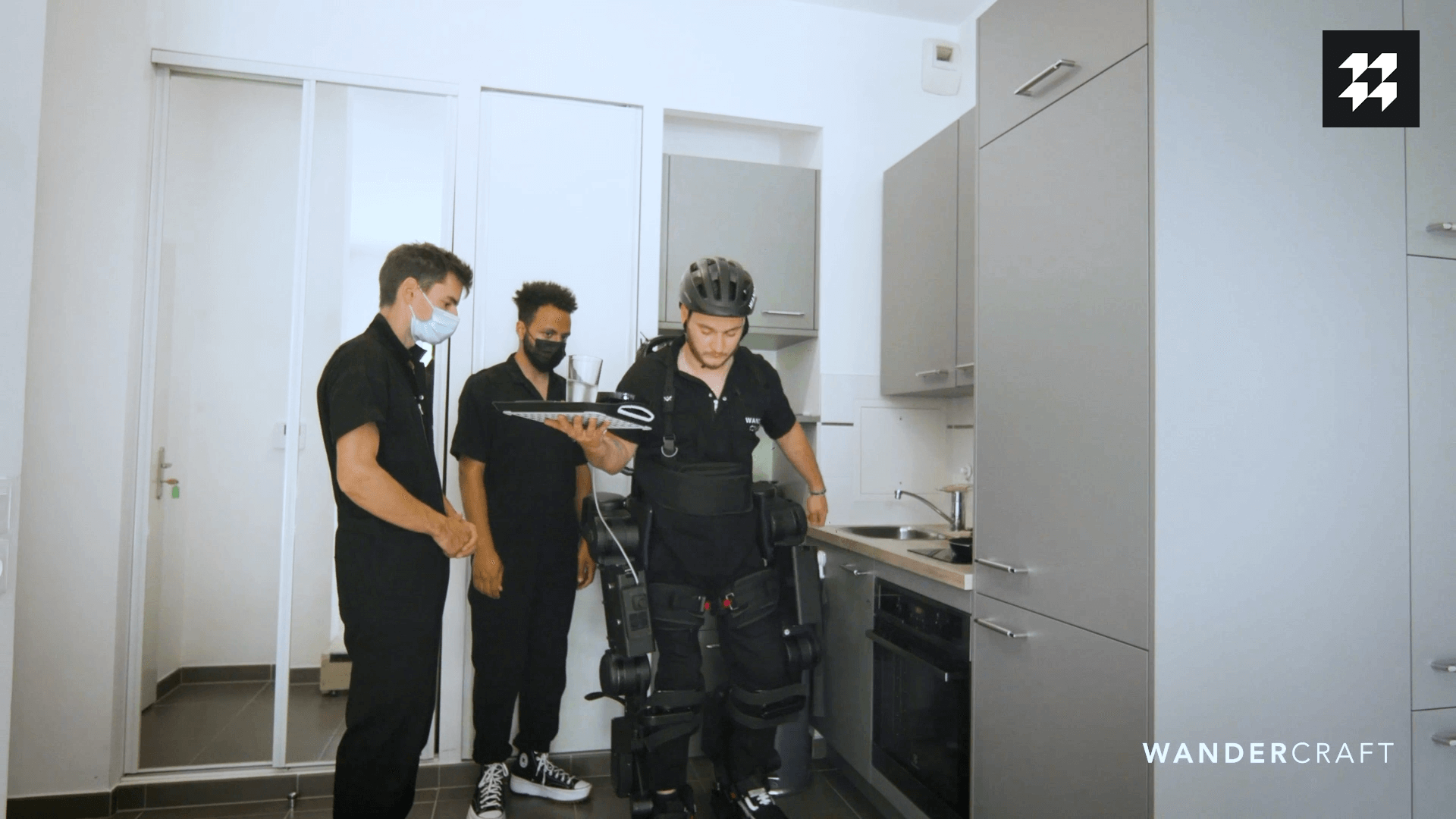 Vidéo de démonstration de l'exosquelette Wandercraft, entreprise technologique accompagnée par Memo Bank.